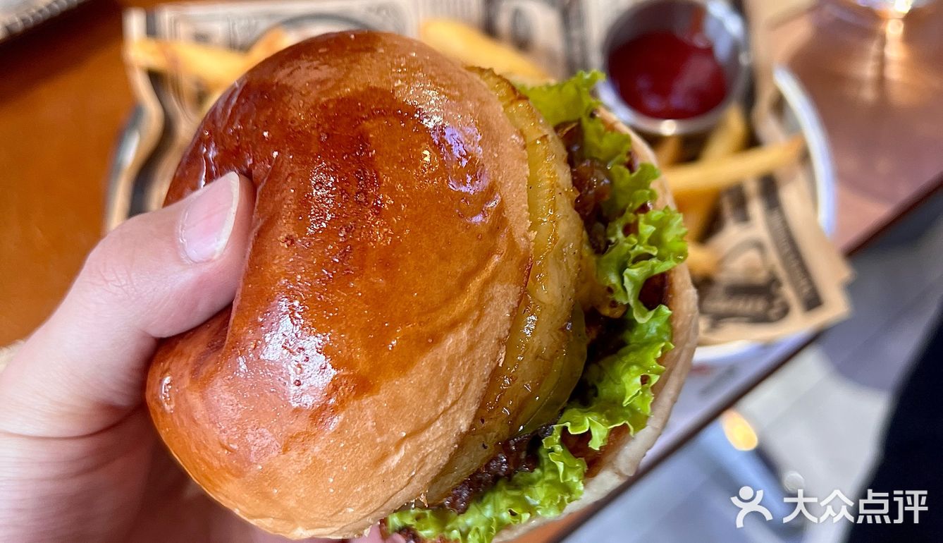 🍔这家汉堡店，一口就把我拿捏住了！