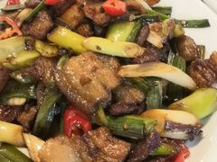红糖馒头配秘制回锅肉-凯华海鲜火锅·传承三十六年