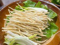 云南韭菜根-阿山卓·野生菌火锅·纳西火塘烤肉