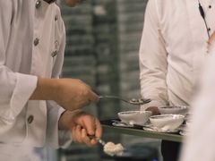 佘主厨现场做冰炒秋月梨-皖宴(合肥店)