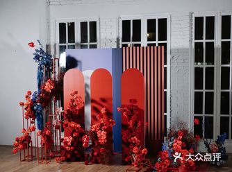 一场颜色鲜明的小型派对婚礼,运用了两种可乐的颜色所搭