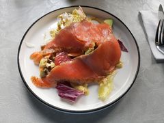 烟熏三文鱼色拉-YUE·6·西式融合餐厅(外滩六号店)