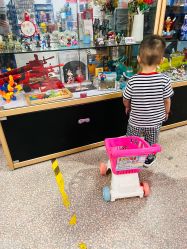-逝水玩具折扣店