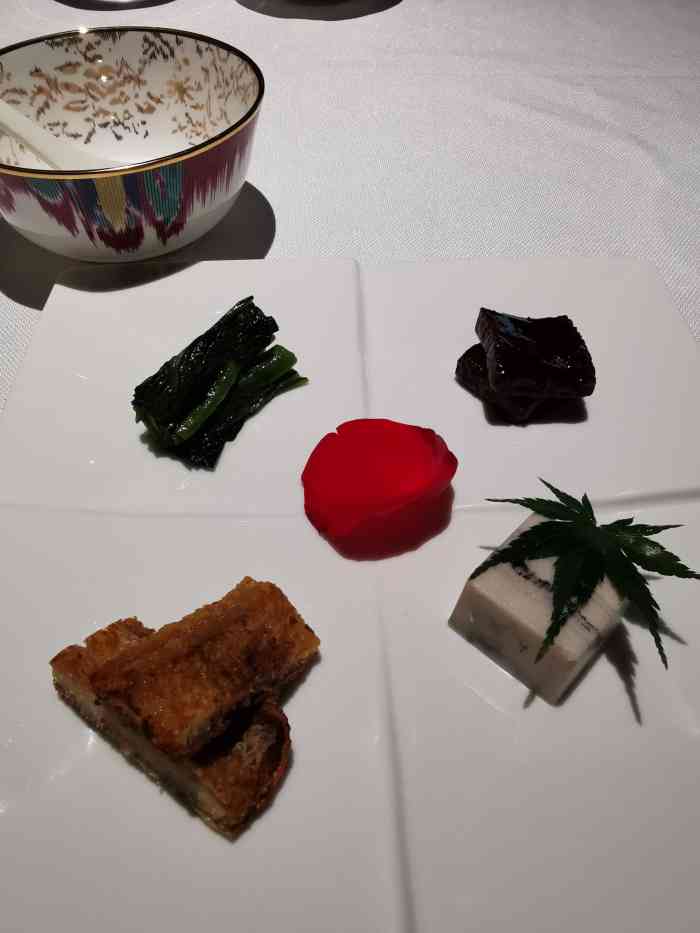 广舟(千禧店[薄荷]环境:上海星级餐厅94内的中餐.