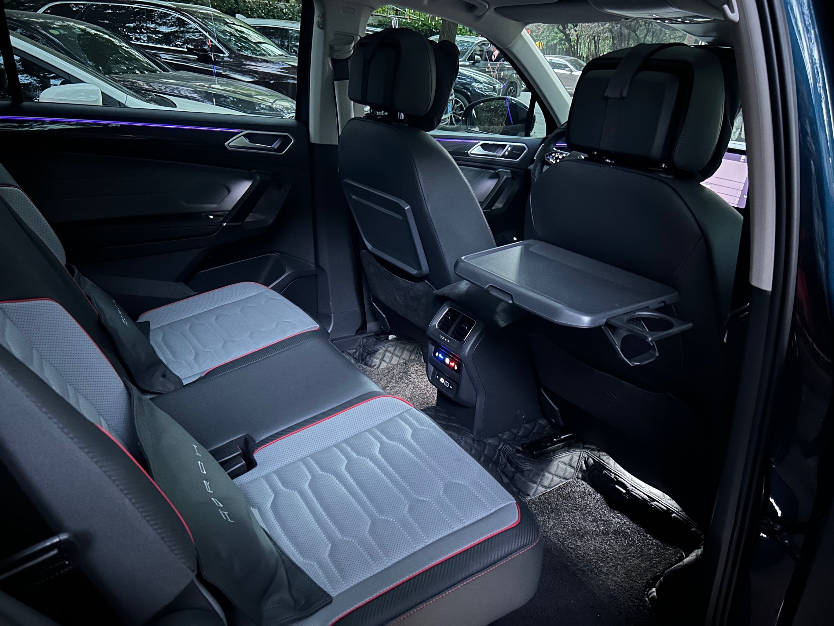 途观l 380tsi juv升级后排小桌板