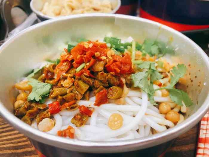 卤大姐卤粉王(鸿福里店)-"环境:在鸿福里里面.座位比较紧凑,但是还.