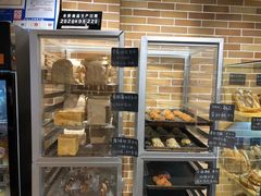 面包甜点陈列柜-山下面包坊(湖滨店)