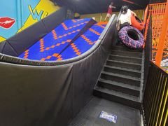 -爱蹦iBOON蹦床运动馆(江汉店)