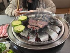 -围炉肉舍•炭烤活鳗•丹东海鲜烤肉(步行街店)