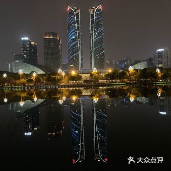 地理位置:位于高新区的金融城 特色推荐:夜晚在旁边