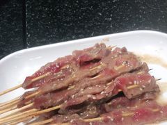 -何妹湿辣牛肉·粤式烧烤砂煲(桂雅路店)