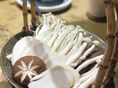 菌菇拼盘-左庭右院鲜牛肉火锅(金山万达店)