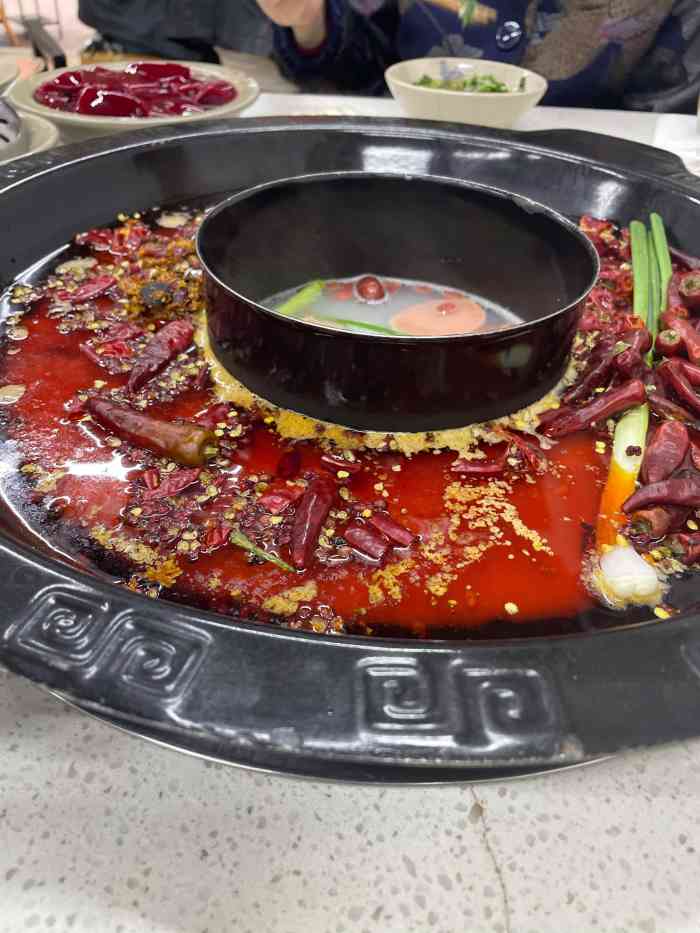 青年火锅店(驷马桥直营店)-"天冷了要吃火锅来暖身啦 店面挺大的 桌椅