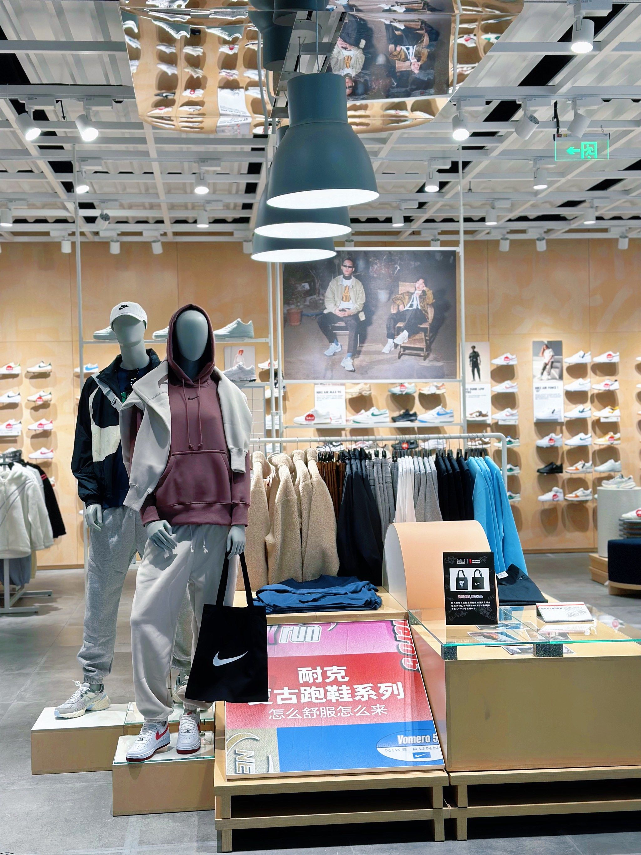 94春天来了,逛到劲浪体育看到nike kicks lounge

【nike kicks