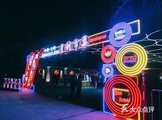 可是摊位不多。走在园子里，有种60