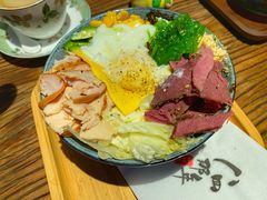 烤牛肉牛油果波奇饭-84那年咖啡馆(李沧万达店)