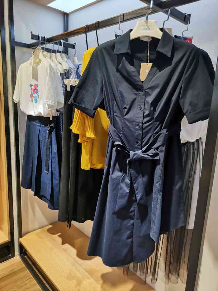 izola(大润发店)-"这家店在曹路宝龙广场一进门的位置.开了好.