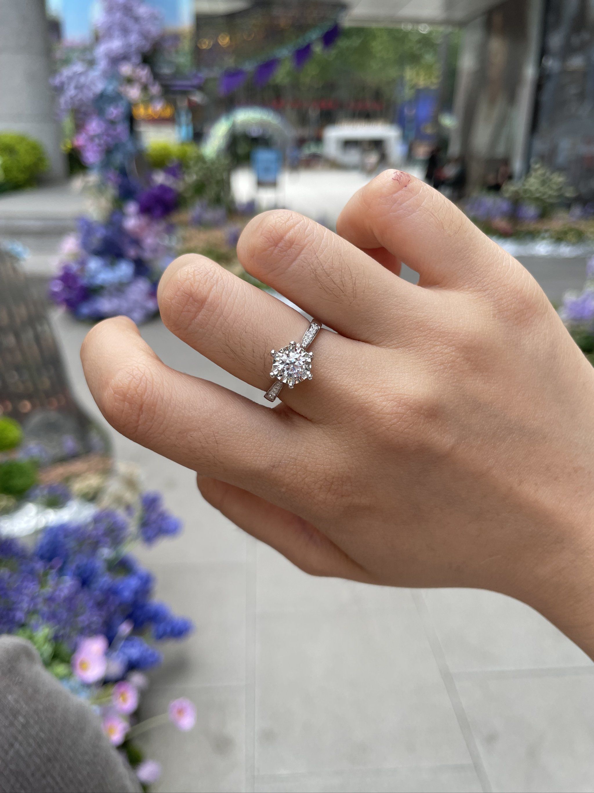 重庆钻戒定制 无法跟选车花钻戒的姐妹共情