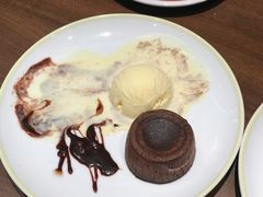 巧克力熔岩蛋糕配香草冰淇淋-萨莉亚意式餐厅(杭州滨江天街店)