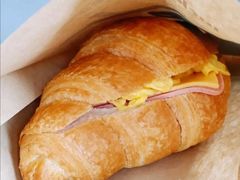 火腿芝士蛋香可颂-瑞幸咖啡(凤凰海负一楼美食街店)