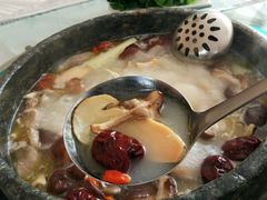 石锅松茸鸡-南渝食府.墨脱石锅松茸鸡