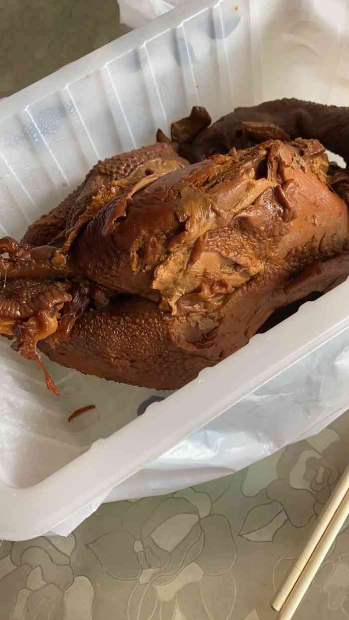 味道跟一般小摊烧鸡差不多但价格高的多这家虽然看着