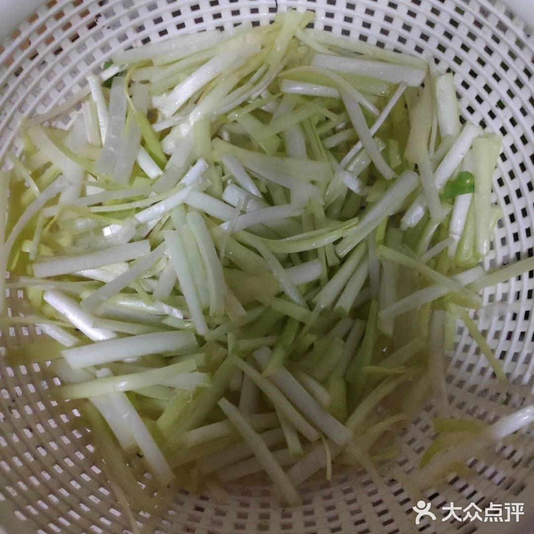 韭黄炒鸡蛋，香气又好吃，对身体有好处。