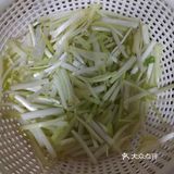 韭黄炒鸡蛋，香气又好吃，对身体有好处。
