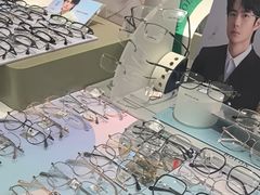 -目上眼镜·蔡司依视路授权(青浦宝龙店)