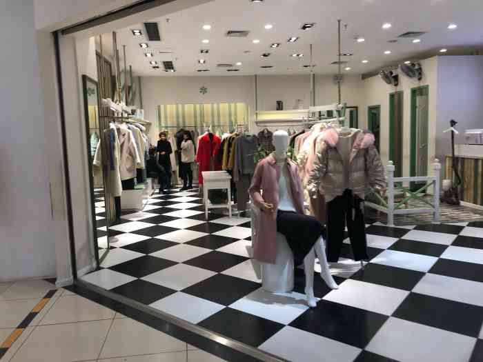 izola(动力时光店)-"就开在永辉超市门口旁边,里面的衣服还是很.
