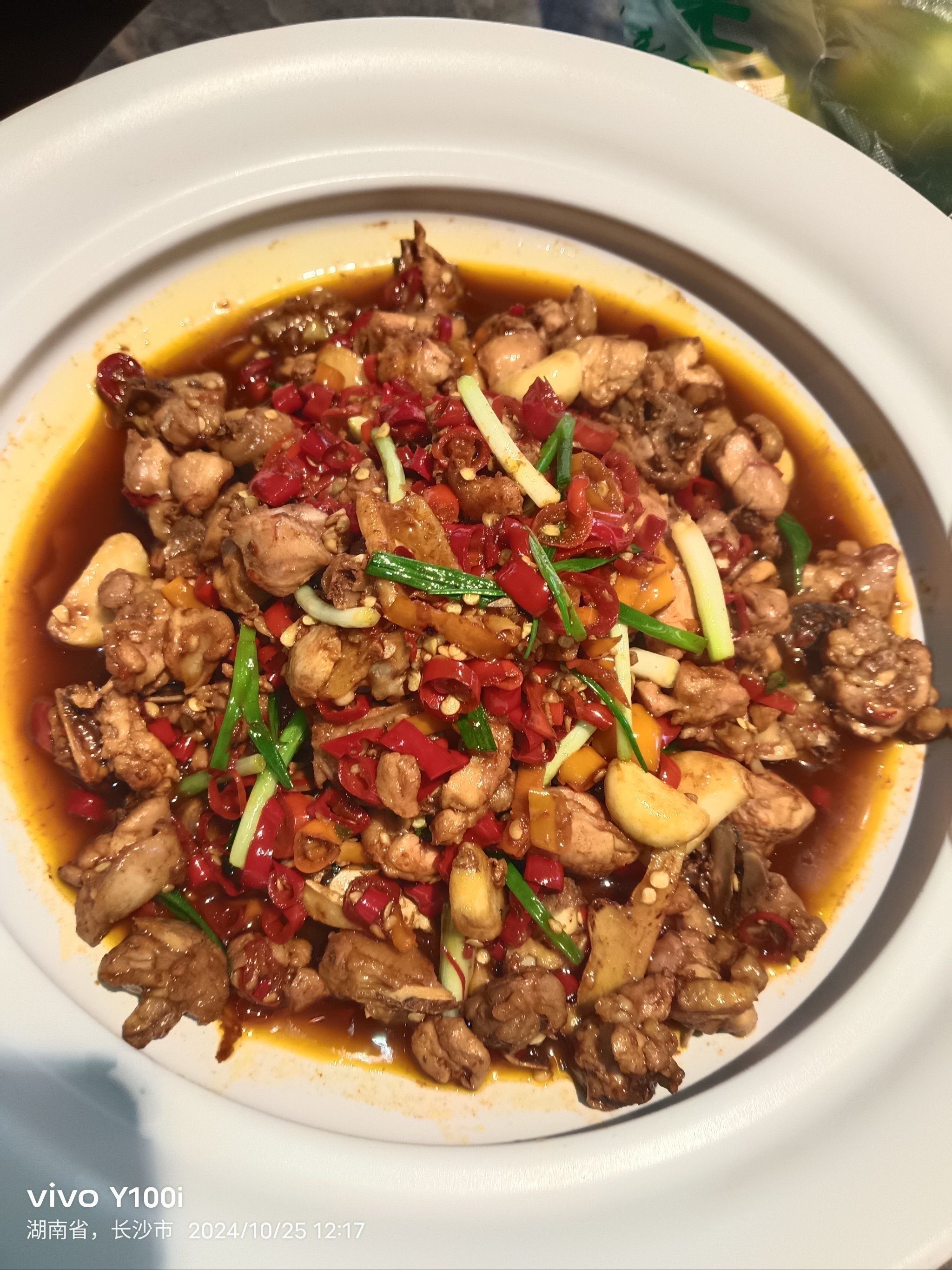 标题:宴东家红椒炒土鸡,香辣过瘾,份量超