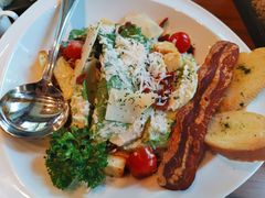 -Chom Cafe and Restaurant