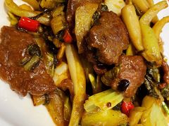 自制酸菜炒牛肉-宏记广东客家菜(丰汇店)