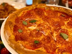 意大利腊肠比萨配腌番茄和干酪-WOLFGANG PUCK KITCHEN & BAR(迪士尼小镇店)