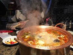 -沪小二炭火蛙锅(淮海中路美食不夜城店)