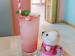 鲜果草莓气泡饮-Dazzling Cafe 蜜糖吐司专卖店