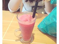 草莓沙冰-长颈鹿咖啡(大学路店)