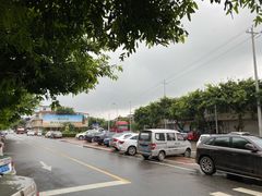 门前停满了车-代木儿回锅肉