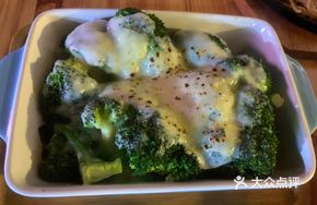 Cheesy Baked Broccoli in White Sauce