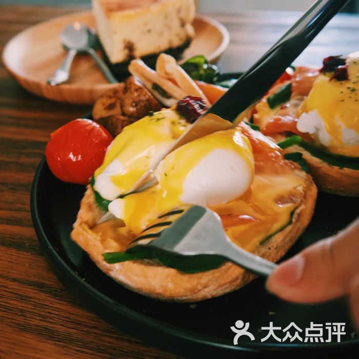 refuel-班尼迪克蛋图片-上海美食-大众点评网