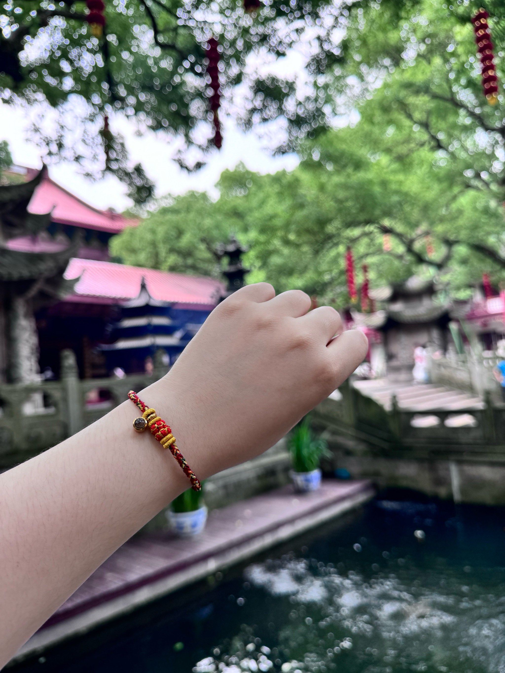 今天在法喜寺请到了十二生肖守护神手绳,每