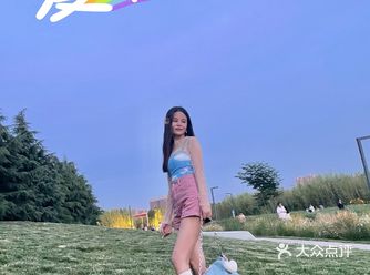 雁南公园真的太出片了，遍地都是小雏菊