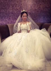 -觅白婚纱礼服馆