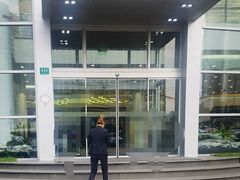 -上海星瀚奔驰4S店(长寿路店)