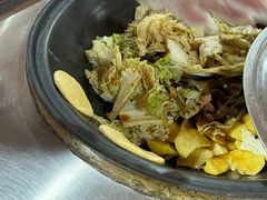 小鸡炖磨茹-粘豆包柴火铁锅炖