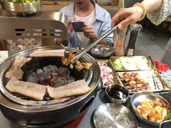 -围炉肉舍•炭烤活鳗•丹东海鲜烤肉(步行街店)