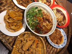 -爆炸头阿姨小四川正宗川味小吃(无任何分店)
