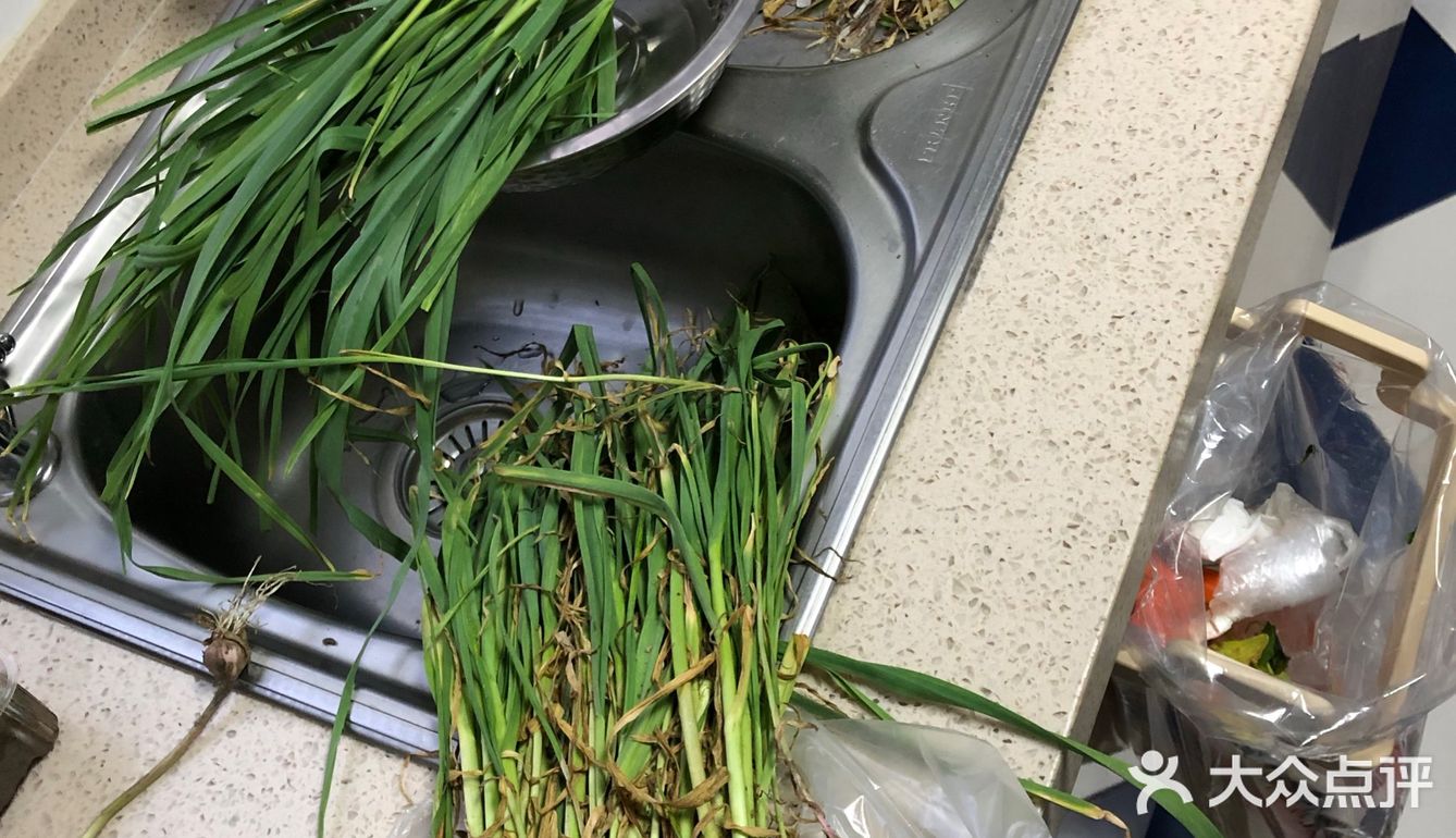 哑巴生煎还没开门。其实，很多出名要排队的店都已经开门了