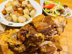 脆烤猪膝配德式酸菜及面包丸子-沈阳瑞士酒店·普拉那啤酒坊