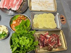 -围炉肉舍•炭烤活鳗•丹东海鲜烤肉(步行街店)